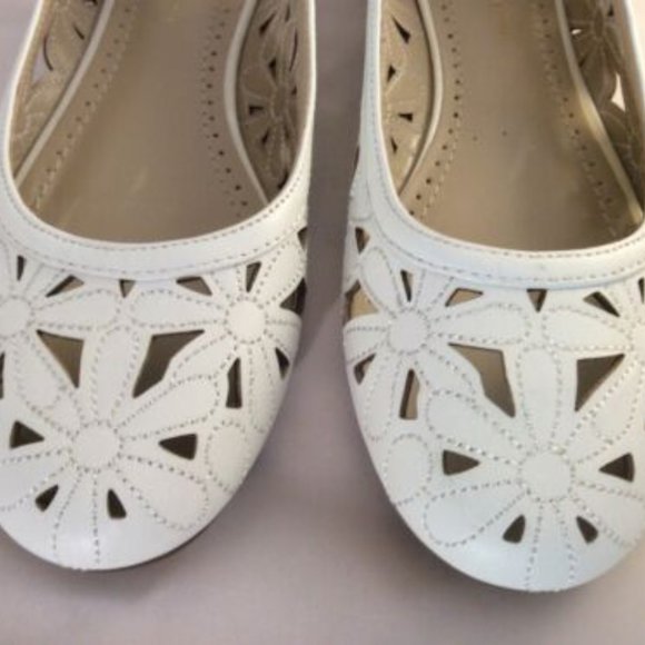 SOLD!Adrienne Vittadini Womens White Leather Floral Slip On Shoes Flats 7.5M - Picture 4 of 8